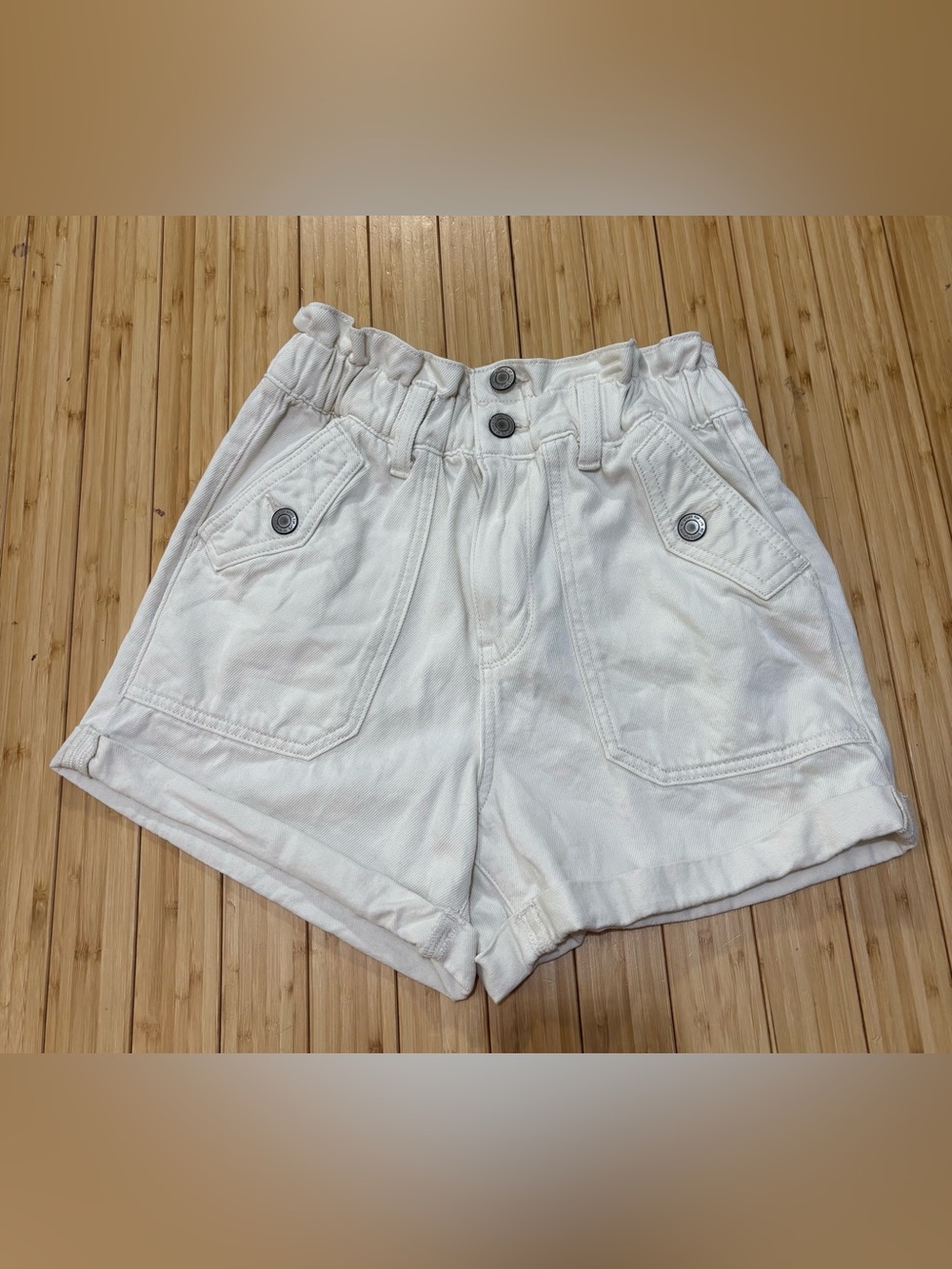 High rise paper bag shorts. Size XS. Off white. Elastic waistband.